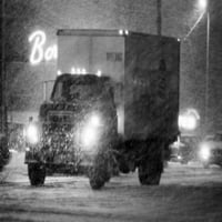 Камион в Blizzard at Night Poster Print