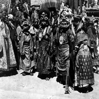 Тибет: Маски. Ntibetan монаси, носещи маски, всяка от които символизира психическо оскверняване. Филм все още, средата на 20 век. Печат на плакат от