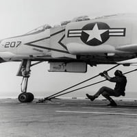 За изстрелване от USS Coral Sea е готов изтребител Phantom II на F-4B, ​​отпечатък